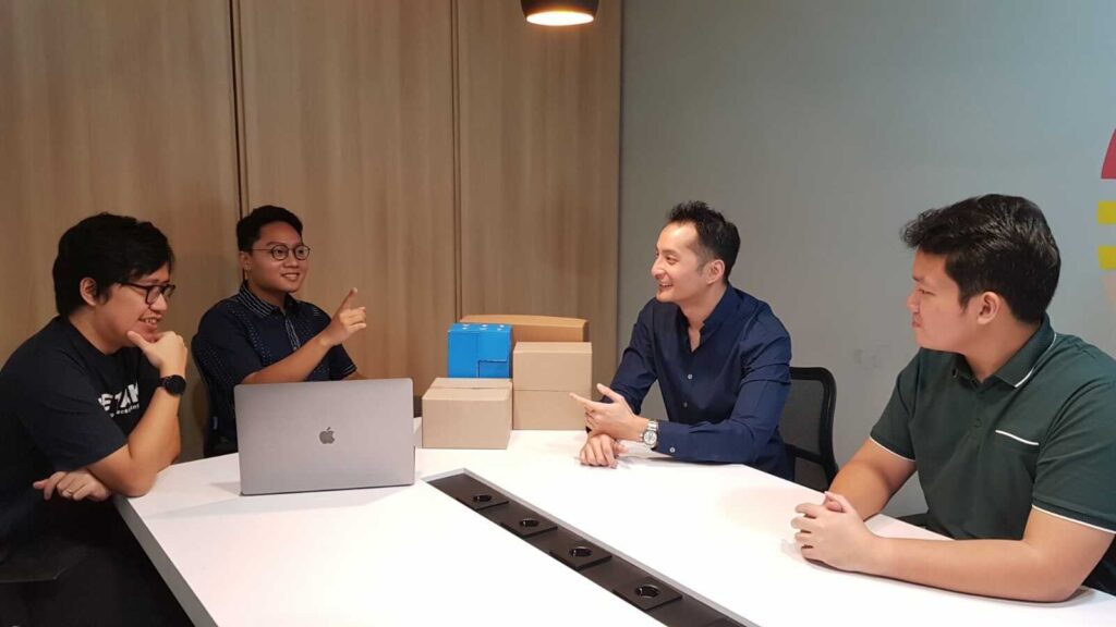 VVSEAI senior executive director Gary Khoeng (second from right) with Tjetak co-founders (L-R) Hasandi Patriawan, Anggara Pranaspati, and Raffisal Damanhuri 