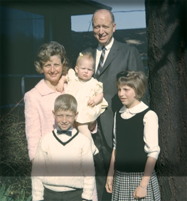 GATES SR. AND HIS MARY MAXWELL GATES, WITH THEIR THREE CHILDREN, BILL, LIBBY (CENTER) AND KRISTI (RIGHT).