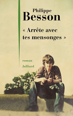French cover of lie with me -Arrête avec tes mensonges depicting a young man sitting on a side walk 
